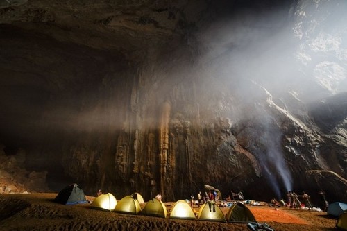 Les touristes étrangers affluent vers la grotte de Son Doong  - ảnh 1